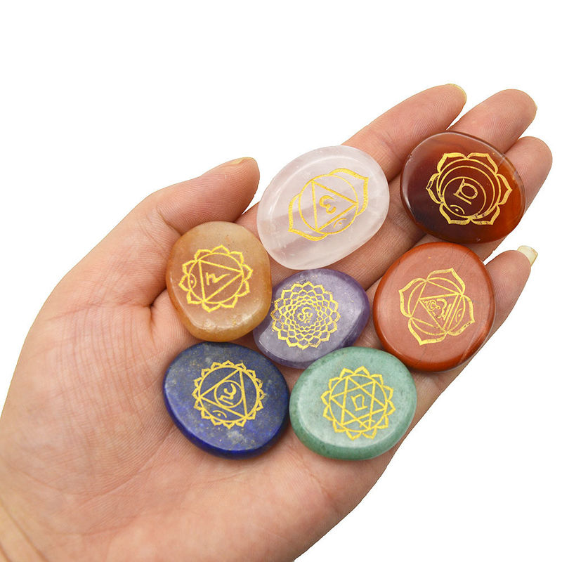 Gegraveerd, gesneden, gepolijst, Palm Pocket Stone Reiki Balancing Healing Crystal 7 Chakra Stones Sets voor Liefdesthema