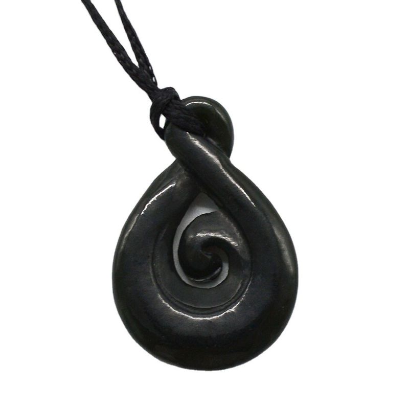 Gesneden Chinese Hettian Jade Nephrite Hangertje Halsketting met gegraveerde Manaia Talisman en Snijwerk Type Gravure