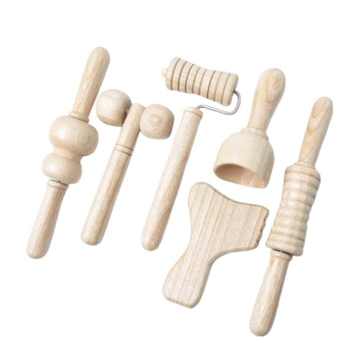 Bruine massager van massief hout met een massagestok met handvat.