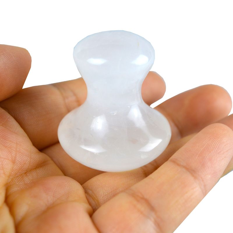 Duidelijke kwarts Gua Sha voor gezichtsslimming en afslanking Massage Volledige lichaamsdeklaag 41 * 35mm Natuurlijke paddenstofsteenvorm